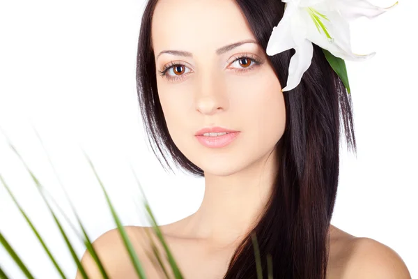 Brunette close-up vrouw portret over Wit — Stockfoto