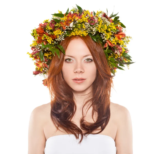 Mujer pelirroja con corona de flores en la cabeza — Foto de Stock
