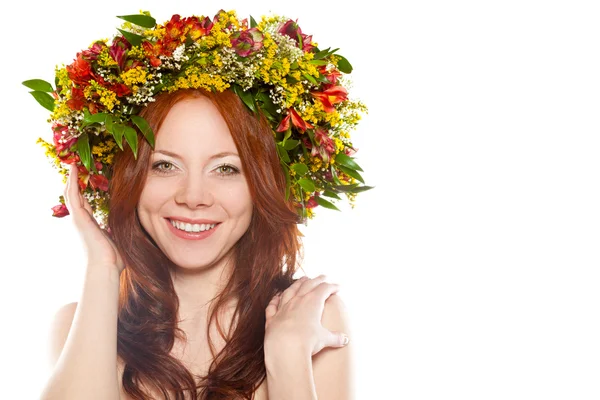 Rothaarige, glückliche Frau mit Blumenkranz auf dem Kopf — Stockfoto