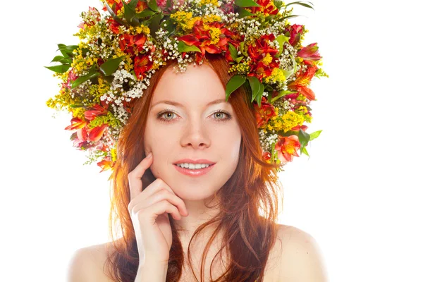 Rode donkerharige vrouw met bloem krans op hoofd — Stockfoto