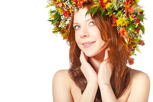 Donna dai capelli rossi con corona di fiori sulla testa — Foto Stock