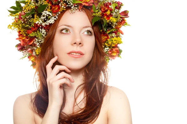 赤髪の女性の頭の上の花の花輪を持つ — ストック写真
