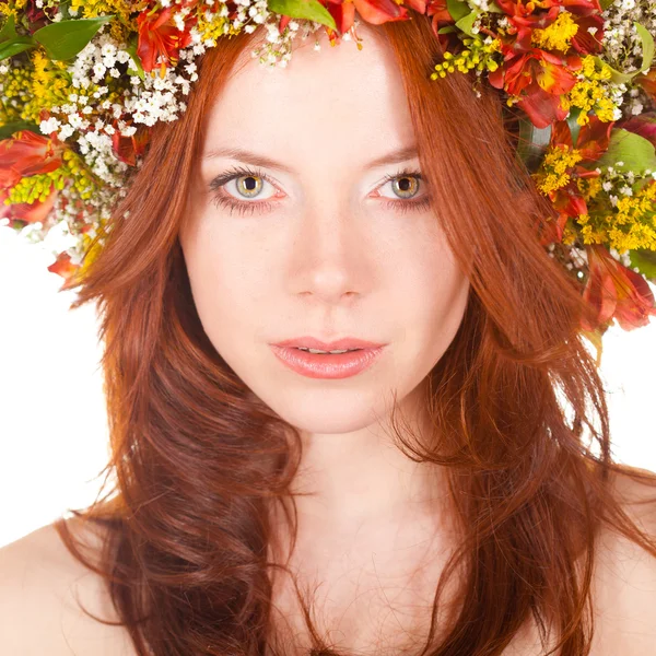 Rood donkerharige vrouw close-up gezicht portret — Stockfoto