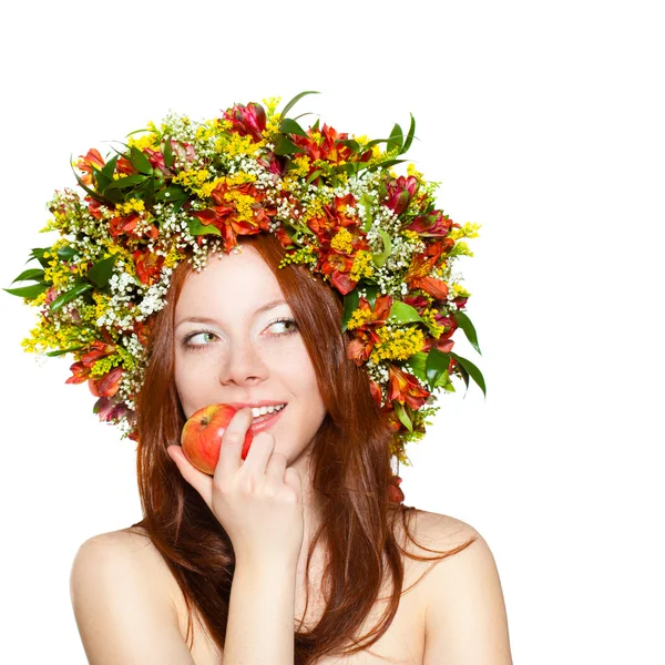 Mulher com coroa de flores na cabeça segurando maçã — Fotografia de Stock