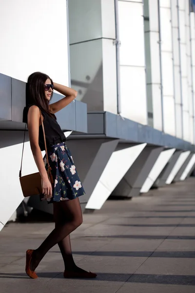 Vrouw met lederen tas — Stockfoto