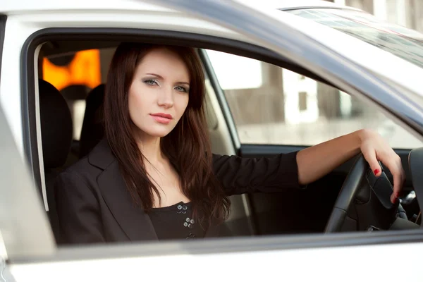 Frau im Auto — Stockfoto