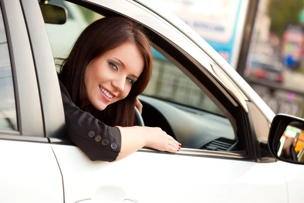 Glückliche Frau im Auto — Stockfoto