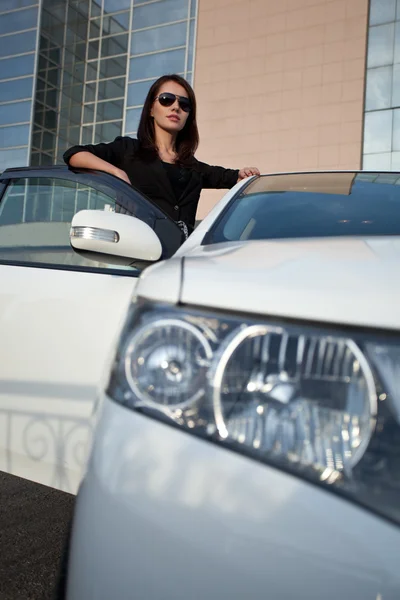 Nő közelében autó, nagy látószögű — Stock Fotó