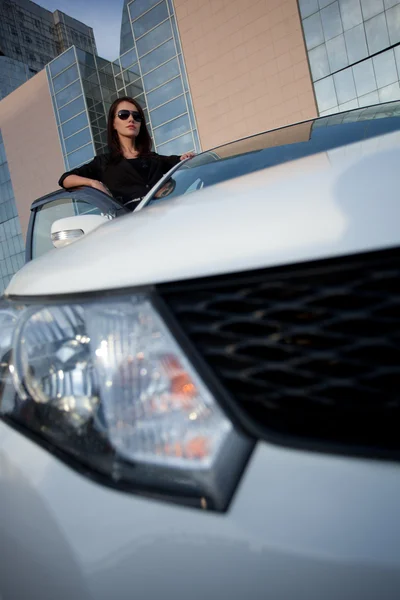 Frau steht neben Auto, Weitwinkel — Stockfoto