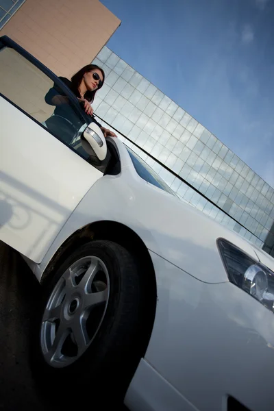 Frau steht neben Auto, Weitwinkel — Stockfoto