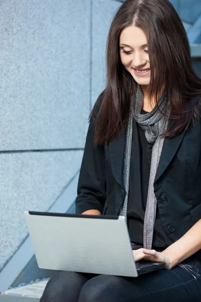 Mulher trabalhando com laptop ao ar livre — Fotografia de Stock