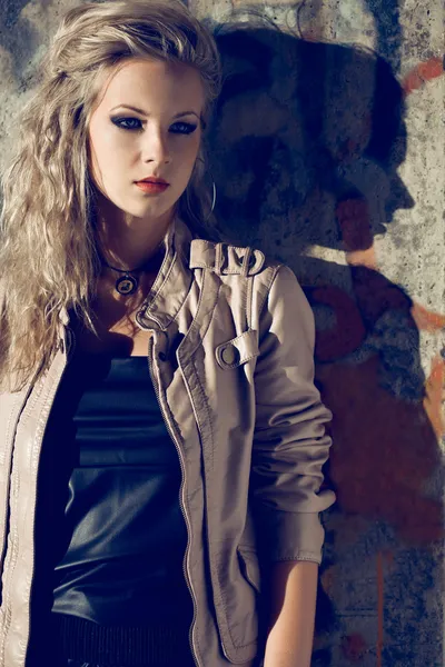 Beautiful blond woman wearing leather jacket — Stock Photo, Image