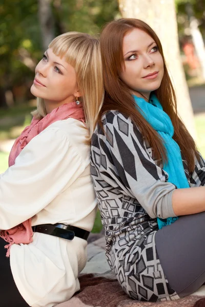 Two sisters dreaming in the park — Stock Photo, Image
