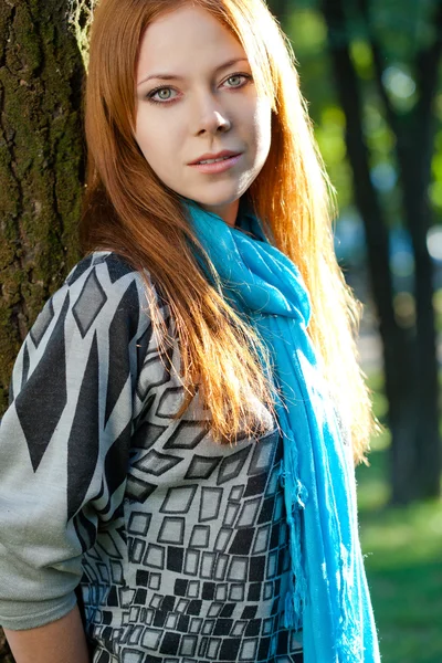 树附近的红头发女人 — 图库照片