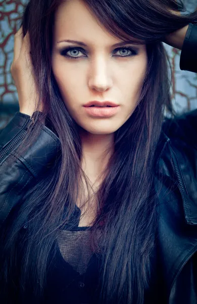 Zbliżenie piękny portret brunetka — Zdjęcie stockowe