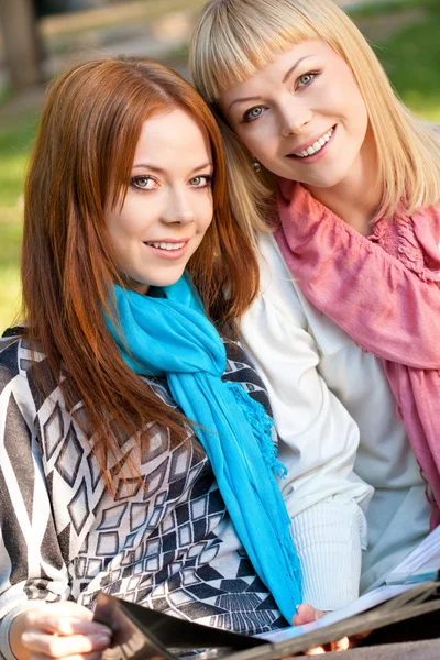 Two sisters looking at camera in the park — Stock Photo, Image