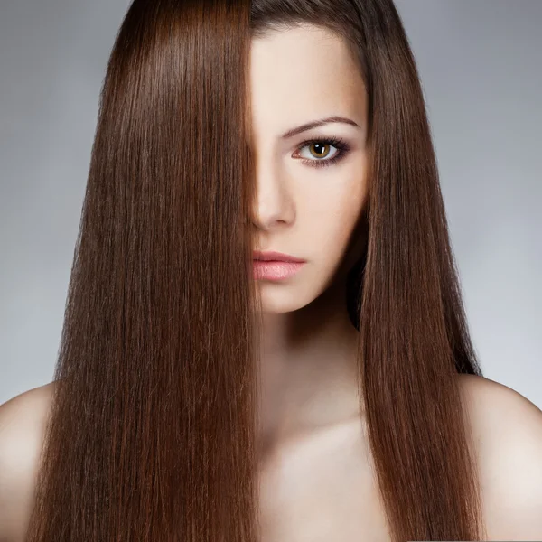 Крупный план женщина лицо с длинными волосами — стоковое фото