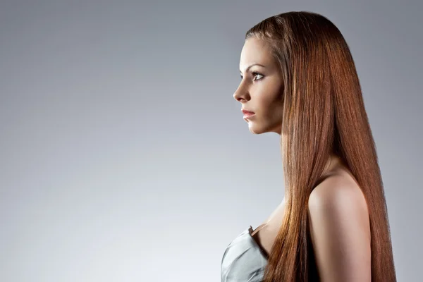 Hermosa mujer con el pelo largo —  Fotos de Stock