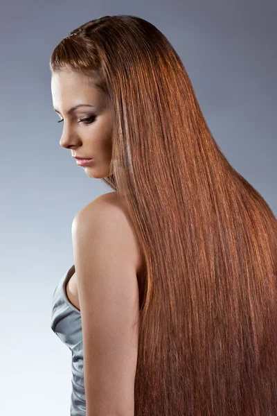 Kobieta z długimi włosami, patrząc w dół — Zdjęcie stockowe