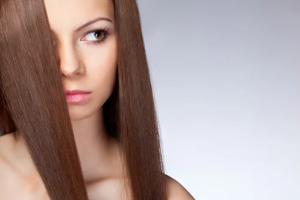 Vacker kvinna med långt hår, närbild face — Stockfoto