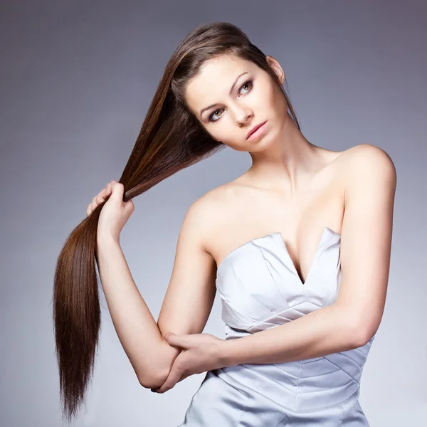 Kobieta trzyma jej długie włosy — Zdjęcie stockowe
