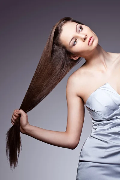 Kobieta wyciąga włosy — Zdjęcie stockowe
