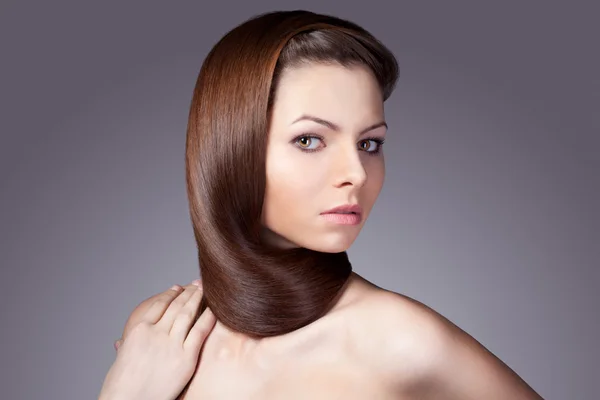 Retrato de mulher com xale de cabelos — Fotografia de Stock