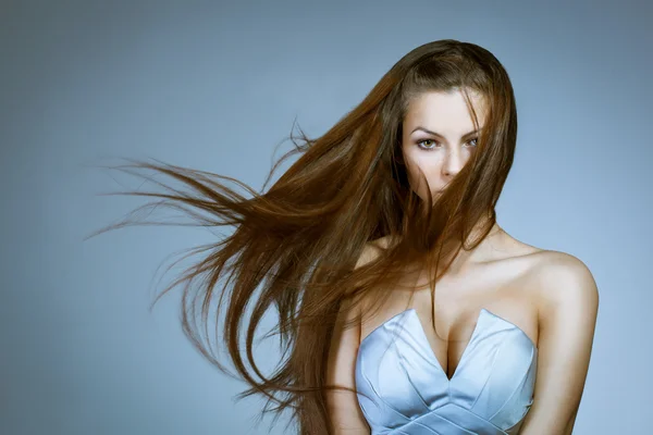 Mulher bonita com cabelo voador — Fotografia de Stock
