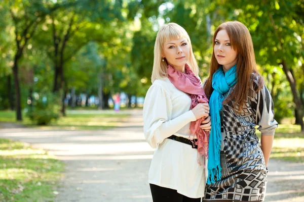 Two sisters standing in the park — Stock Photo, Image