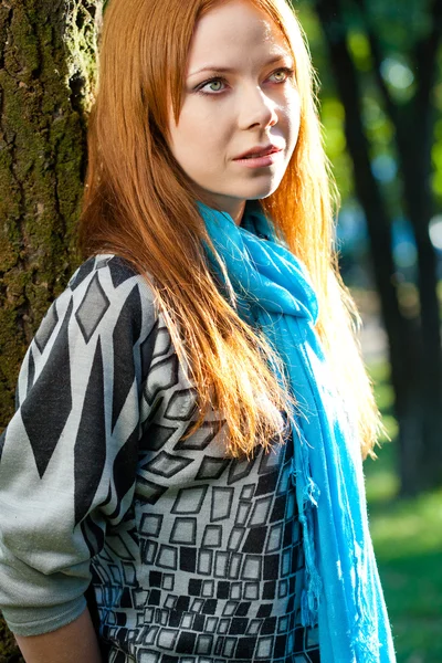 Zrzavý žena portrét poblíž stromu — Stock fotografie