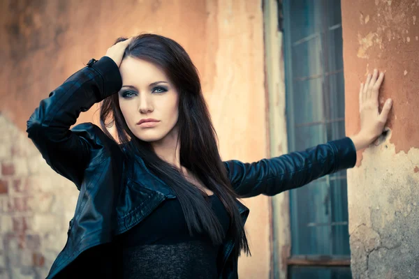 Woman near wall with hand on head — Stock Photo, Image