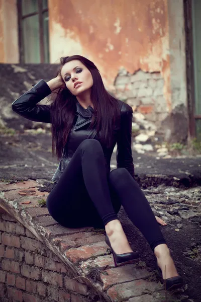 Kvinna sitter på ruiner — Stockfoto