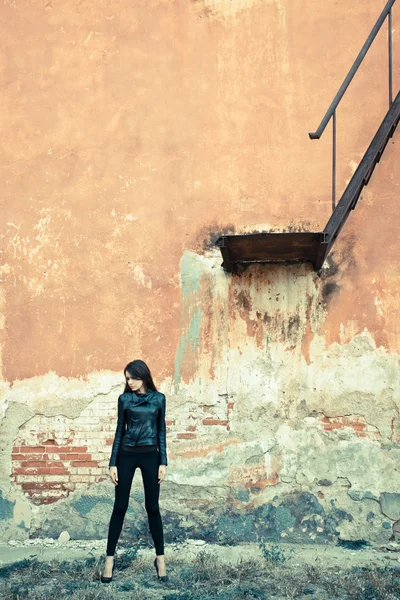 Kobieta na ruiny w pobliżu klatki schodowej — Zdjęcie stockowe