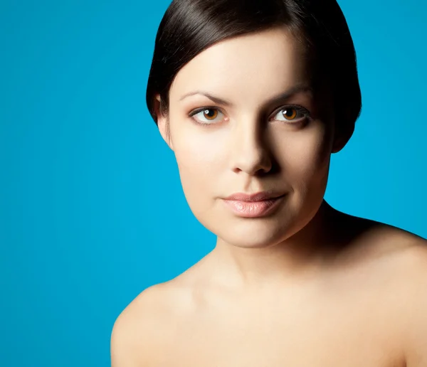 Closeup gezicht vrouw over blauw — Stockfoto