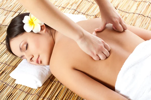 Mujer recibiendo masaje de espalda —  Fotos de Stock