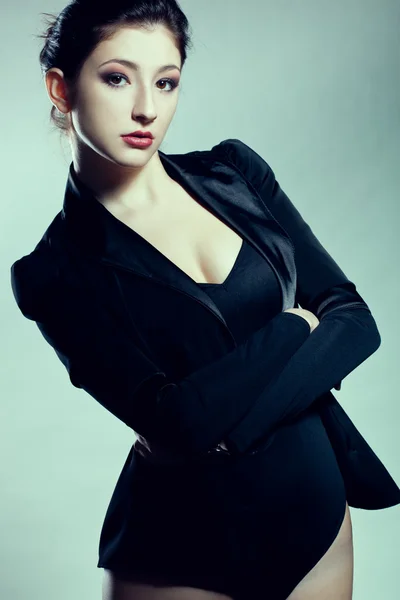 黒いジャケットを着ている女性がスタジオでは、ポーズ — ストック写真