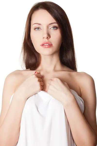Piękna brunetka z białym prześcieradłem — Zdjęcie stockowe