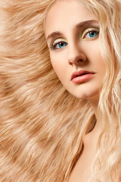 Closeup γυναίκα πρόσωπο με σγουρά μαλλιά — Φωτογραφία Αρχείου