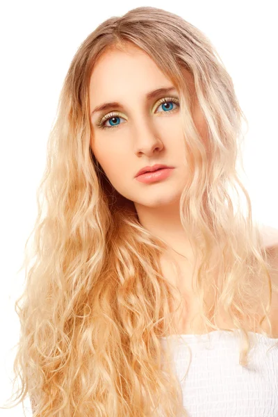 Primo piano viso donna con lunghi capelli ricci — Foto Stock