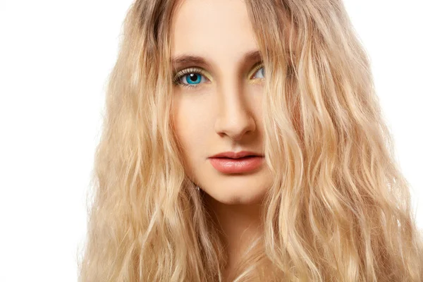 Ritratto donna con capelli ricci sugli occhi — Foto Stock