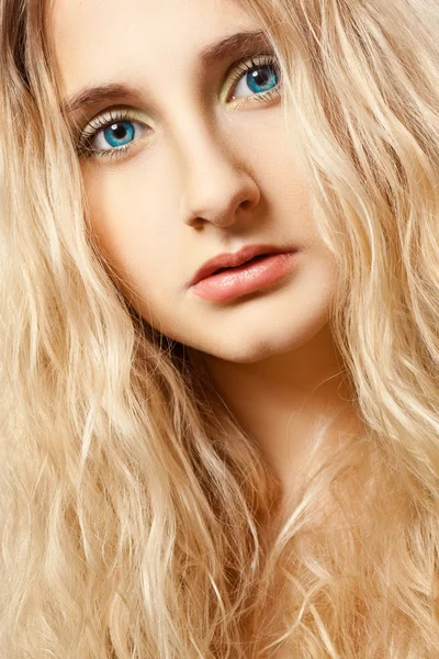 巻き毛を持つ女性顔をクローズ アップ — ストック写真
