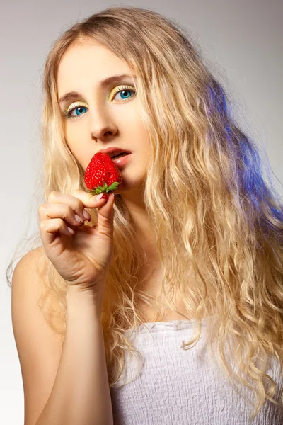 女人控股草莓 — 图库照片