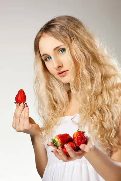 女人控股草莓 — 图库照片