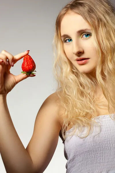 Femme tenant des fraises — Photo