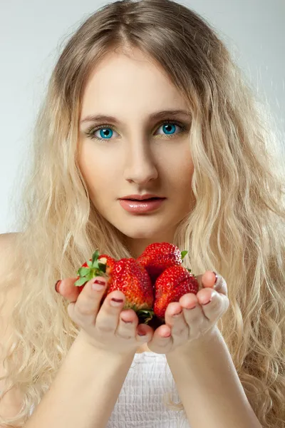 Närbild porträtt av kvinnan som håller jordgubb — Stockfoto