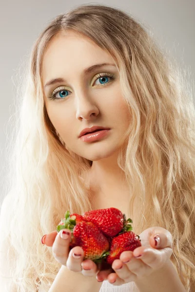 Closeup portrait of woman who holding strawberry — Stock Photo, Image