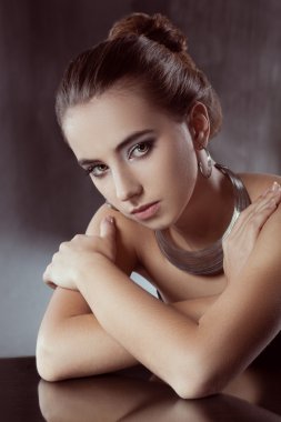mücevher ciddi bir kadınla