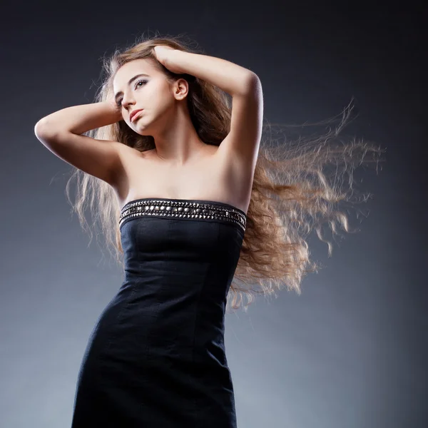Kvinna med flygande hår poserar — Stockfoto
