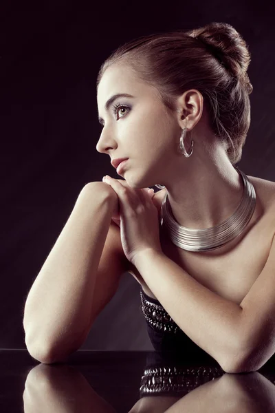 Brunette vrouw met juwelen — Stockfoto