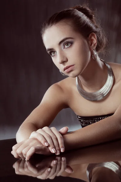 Bruneta žena s stříbrné šperky — Stock fotografie